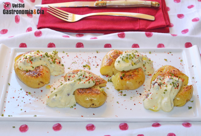 Patatas asadas y crujientes con mahonesa ligera de jamó