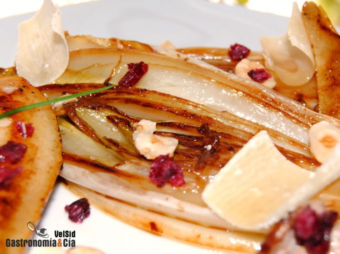 Pato, endivias y peras con salsa de arándanos rojos