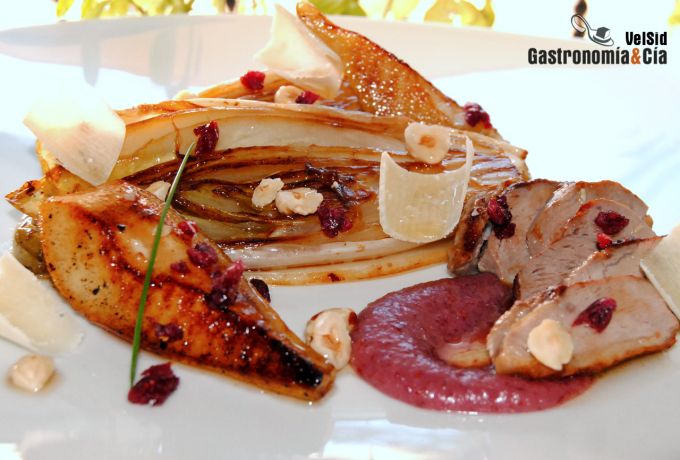 Pato, endivias y peras con salsa de arándanos rojos