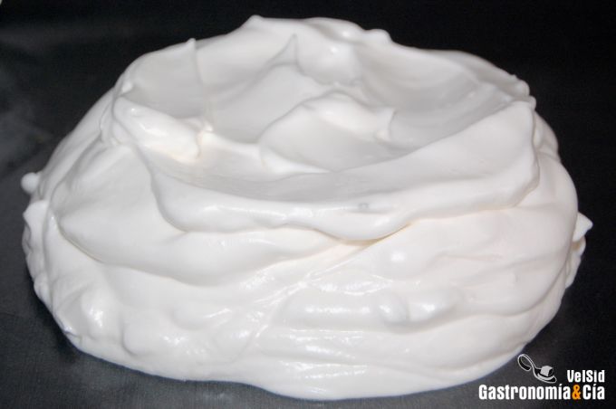 Pavlova con chocolate y fruta