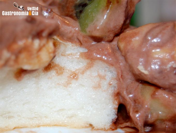 Pavlova con chocolate y fruta