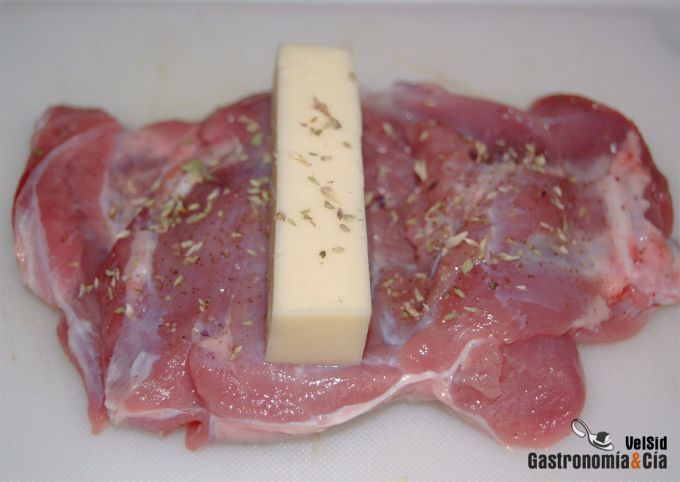 Pavo relleno y albardado con salsa de setas