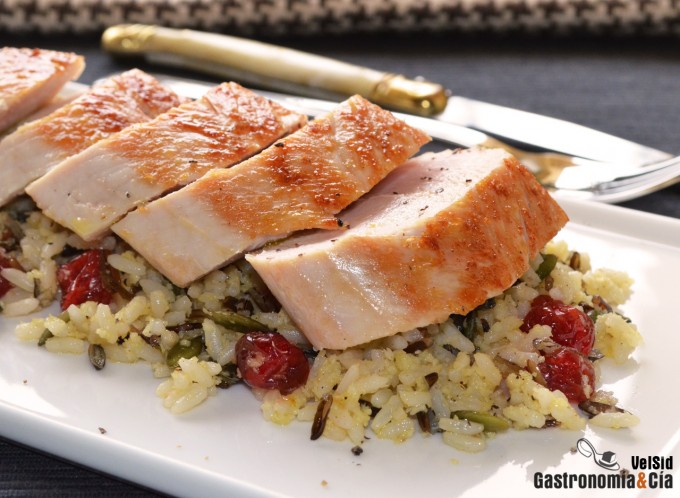 Pechuga de pavo y arroz pilaf con coco y cerezas