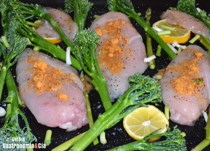 Pechuga de pollo al horno con bimi y aderezo de coco, l