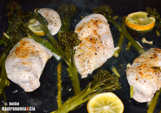 Pechuga de pollo al horno con bimi y aderezo de coco, l