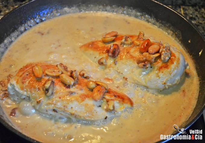 Pechuga de pollo con leche de coco y frutos secos