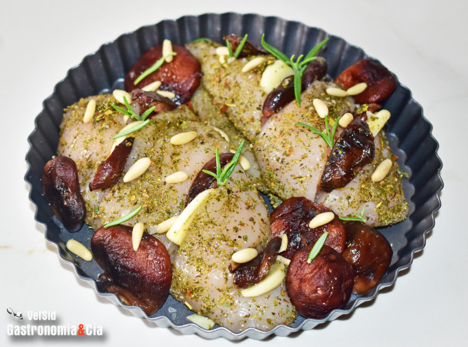 Pechuga de pollo asada con shiitake y piñones