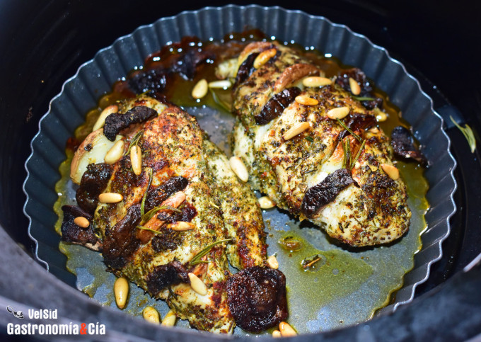 Pechuga de pollo asada con shiitake y piñones