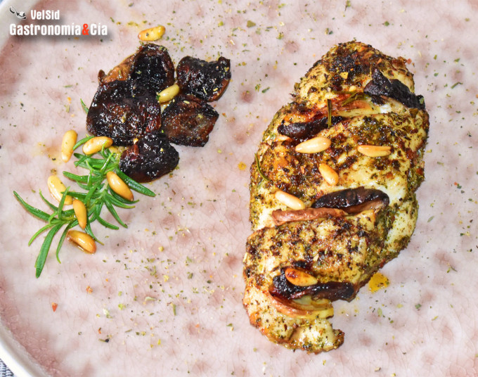 Pechuga de pollo asada con shiitake y piñones