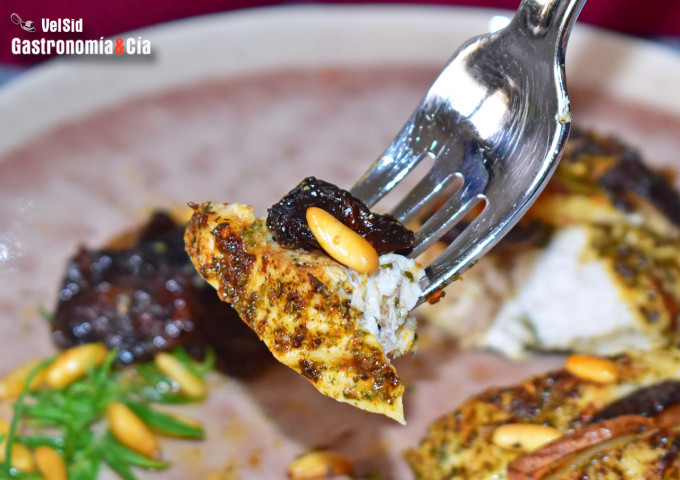 Pechuga de pollo asada con shiitake y piñones