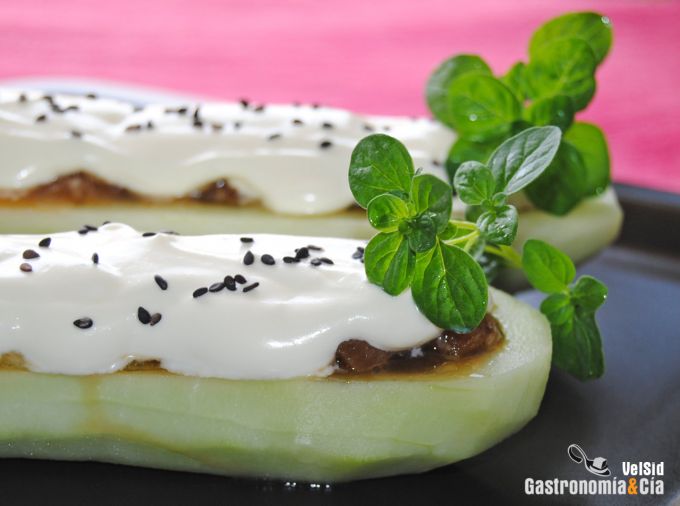Pepino relleno de tartar de atún con wasabi