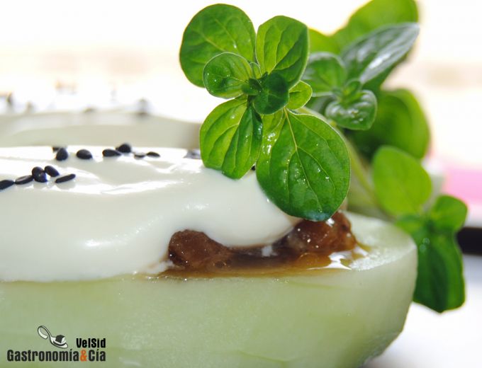 Pepino relleno de tartar de atún con wasabi