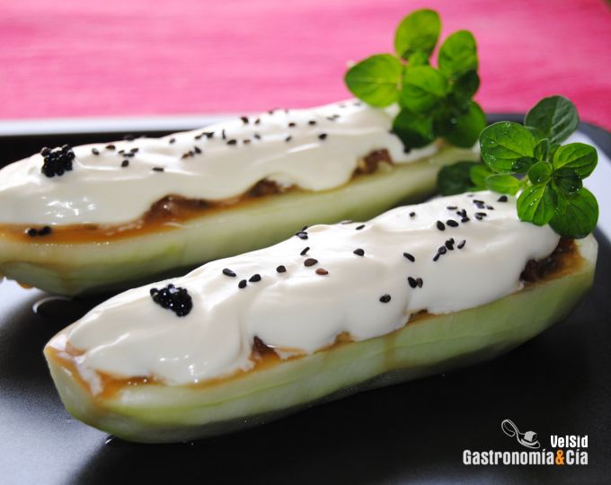 Pepino relleno de tartar de atún con wasabi