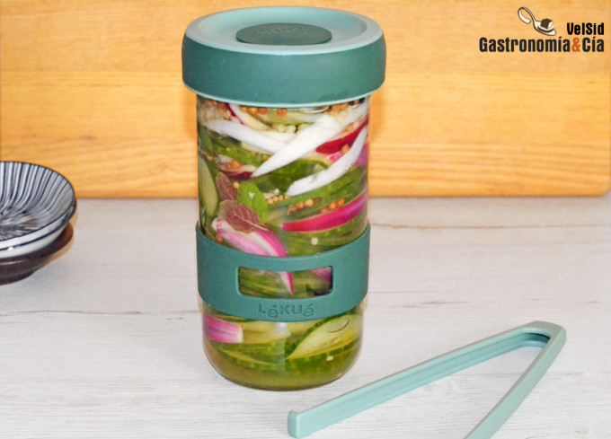 Pepino encurtido con hierbabuena