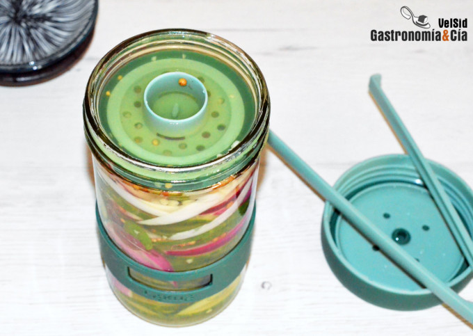 Pepino encurtido con hierbabuena