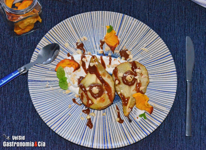 Pera asada yogur y avellanas