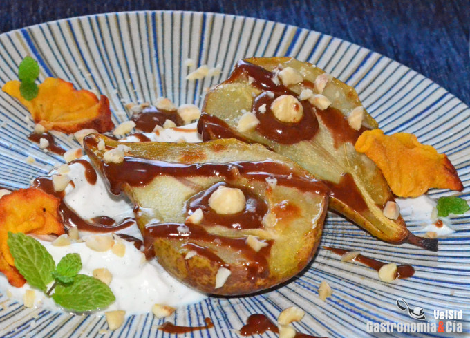 Pera asada yogur y avellanas