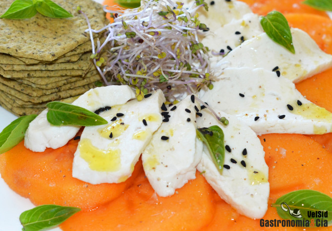 Ensalada de persimon y mezzarella (mozzarella vegana)