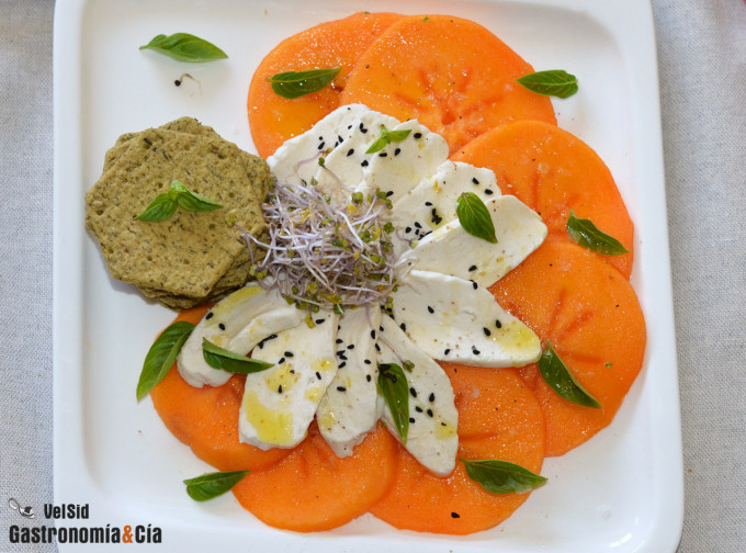 Ensalada de persimon y mezzarella (mozzarella vegana)