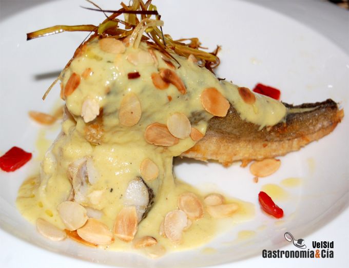 Pescadilla con salsa de puerros y curry verde