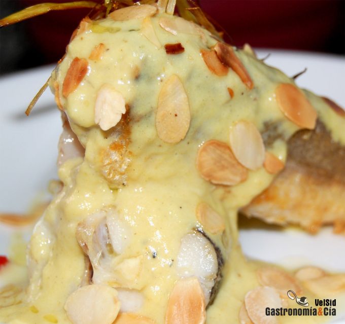 Pescadilla con salsa de puerros y curry verde