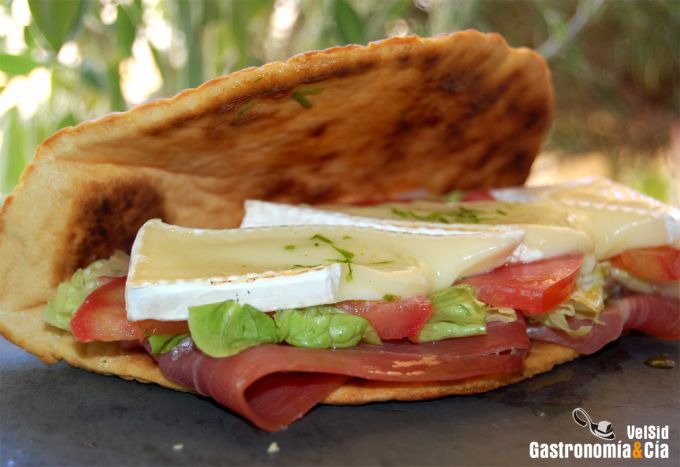 Piadina de jamón y queso brie