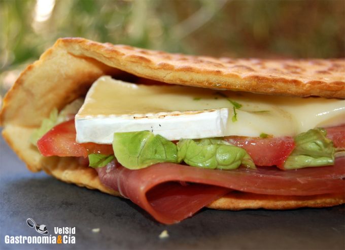 Piadina de jamón y queso brie