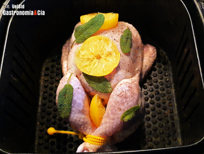 Pollo picantón con salvia y limón encurtido