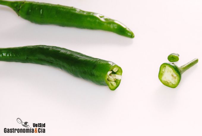 Cómo picar chiles o guindillas