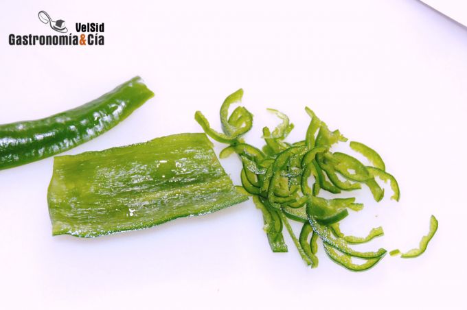 Cómo picar chiles o guindillas