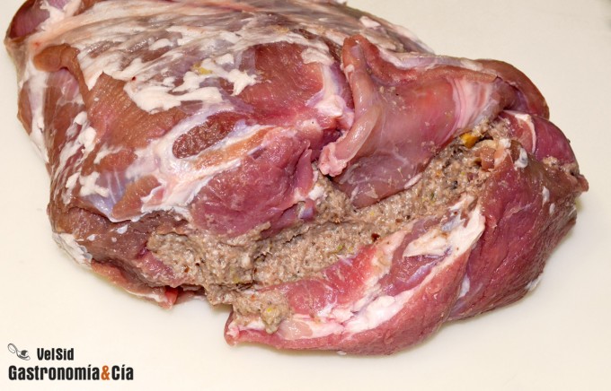 Pierna de cordero rellena con setas y pistachos