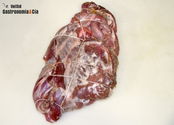 Pierna de cordero rellena con setas y pistachos