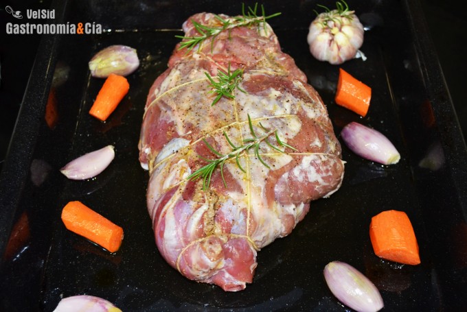 Pierna de cordero rellena con setas y pistachos