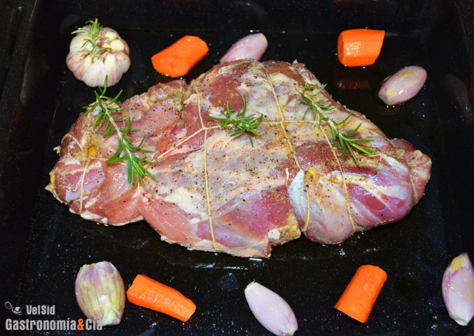 Pierna de cordero rellena con setas y pistachos