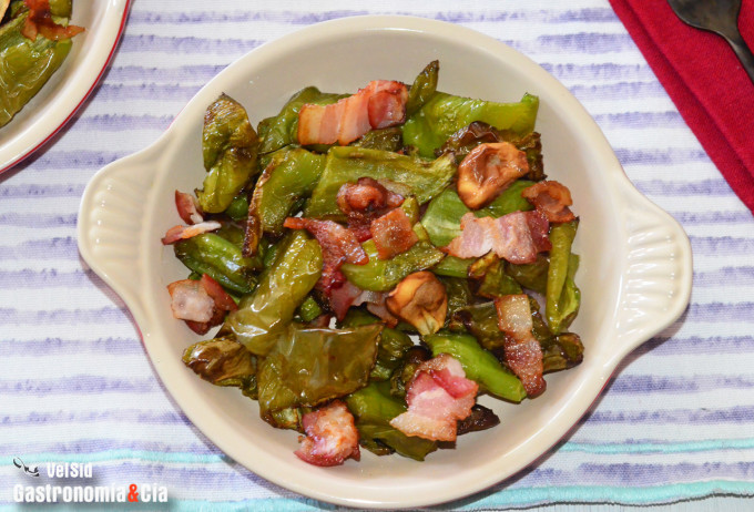 Pimientos verdes con bacon ahumado