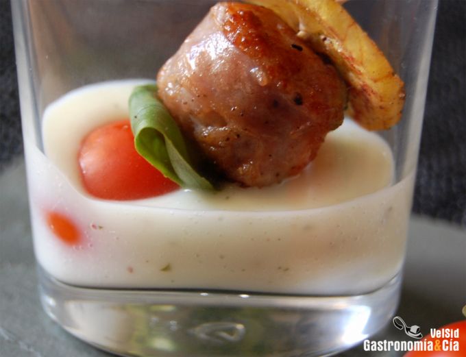 Pincho de Butifarra con plátano macho y crema de ajo