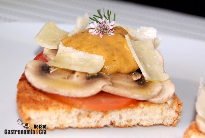 Pincho de champiñones con salsa de aguacate y parmesano