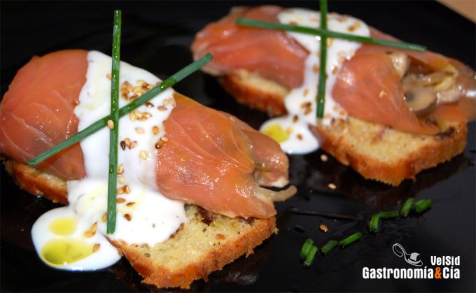 Rollito de salmón con champiñones y queso ahumado