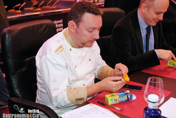 Albert Adrià abriendo la tapa de Los Álamos