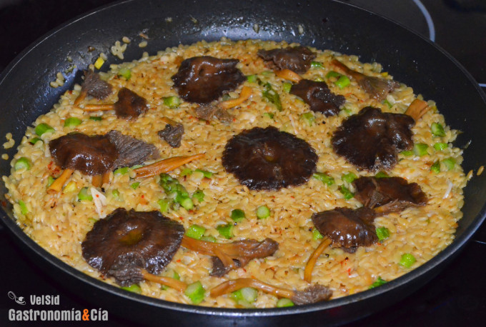  Piñones con espárragos y trompeta amarilla