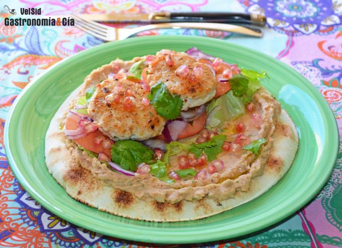 Pan pita con hummus de alubias, pollo especiado y grana