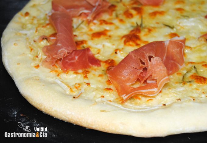 Pizza bianca con prosciutto
