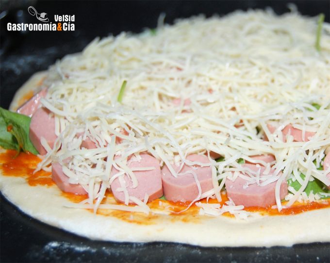 Pizza brava con espinacas y frankfurt
