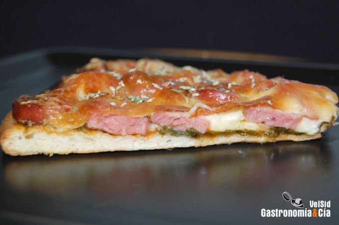 Pizza brava con espinacas y frankfurt