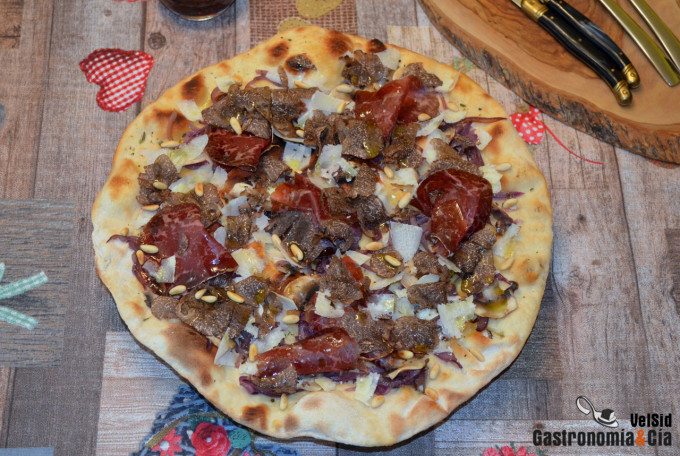 Pizza de champiñones, cecina y trufa