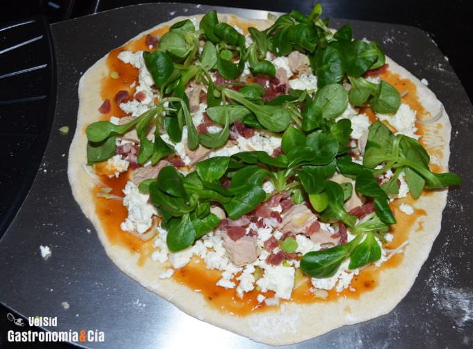 Pizza con compota de tomate, queso feta y foie gras