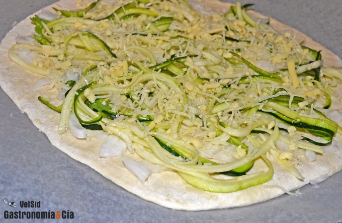 Pizza de espaguetis de calabacín y jamón serrano