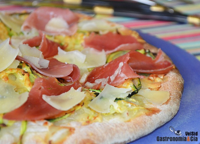 Pizza de espaguetis de calabacín y jamón serrano