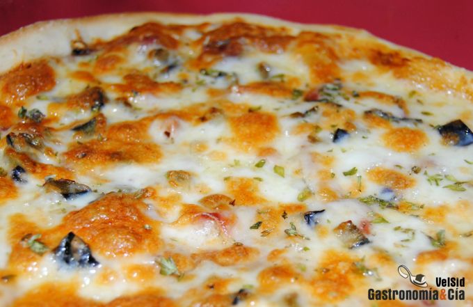 Pizza de jamón ibérico, berenjena y queso de cabra