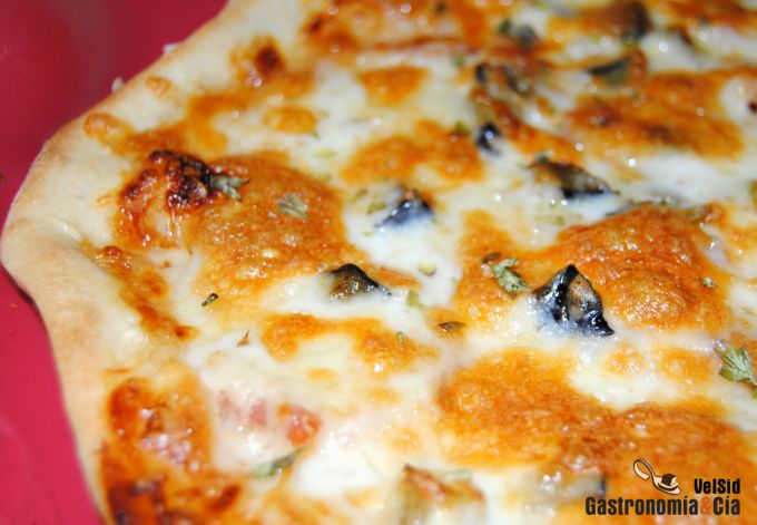 Pizza de jamón ibérico, berenjena y queso de cabra